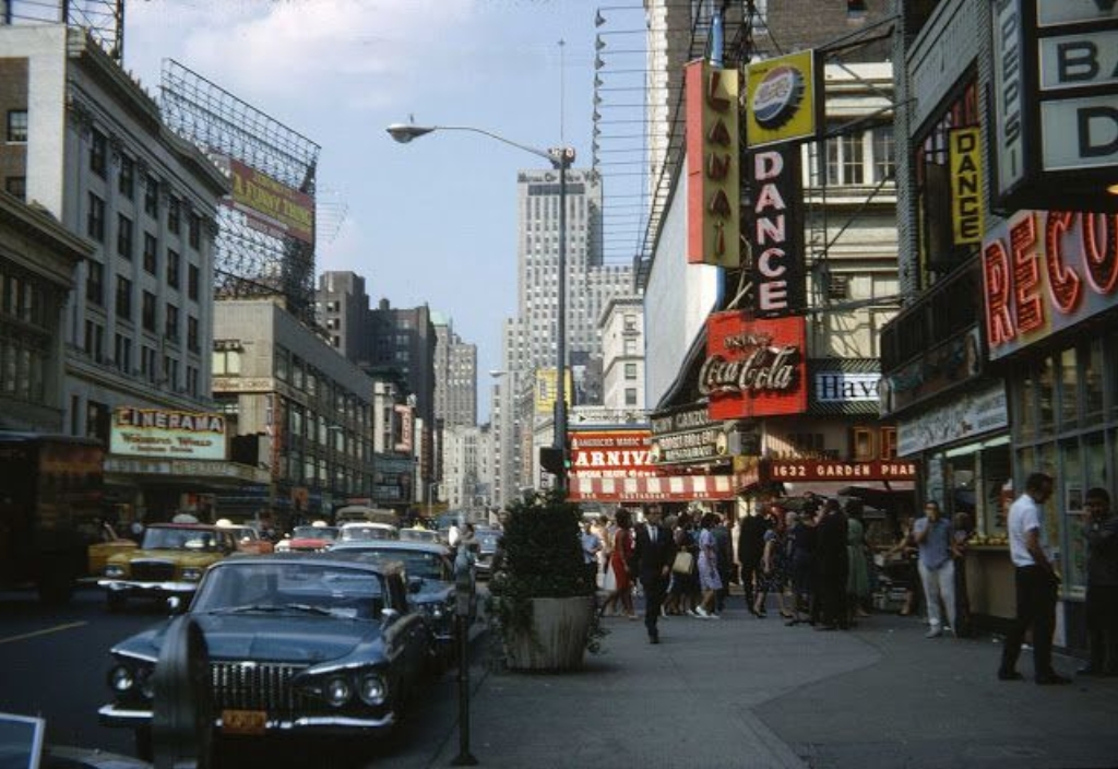 1901356232b7f1989b23633fb886269c--new-york-broadway-city-life.jpg